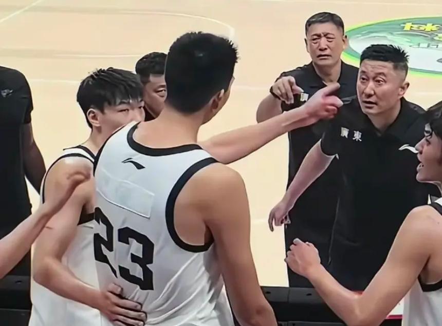 的社交媒体, 被其他球迷, 东男篮比赛