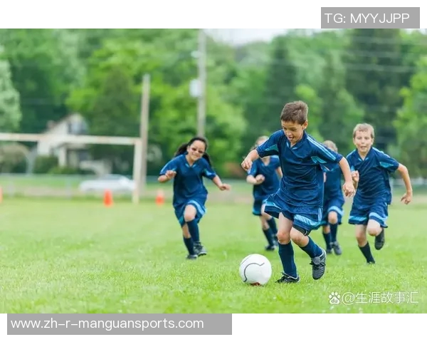 足球巨星携爱子同看绿茵盛宴父子情深见证赛场激情时刻